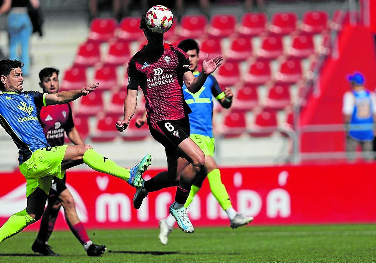 El gol rojillo lo marcó Asier de un certero cabezazo.