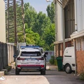 Dotaciones de la Ertzaintza en el pabellón asaltado en el polígono industrial de Gamarra.