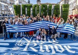 Alavesistas de todas las edades agitan la bandera albiazul en la Virgen Blanca.