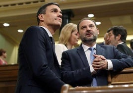 Pedro Sánchez y José Luis Ábalos en el Congreso.
