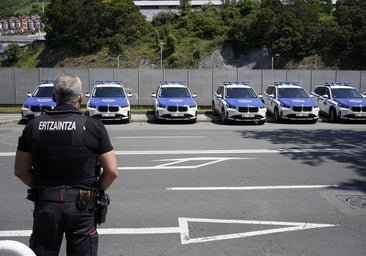 En el exterior de la comisaría de Bilbao estaban aparcados ayer numerosos coches policiales desplazados para reforzar el dispositivo del miércoles.