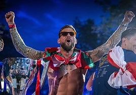 La aparatosa caída de Iñigo Martínez en la celebración del título de liga del Barça