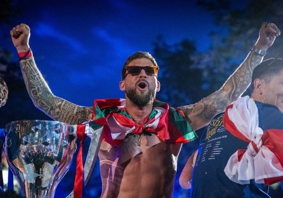 La aparatosa caída de Iñigo Martínez en la celebración del título de liga del Barça