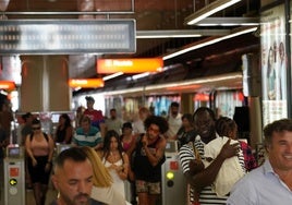 Imagen de archivo de las canceladoras de Metro Bilbao en Las Arenas.