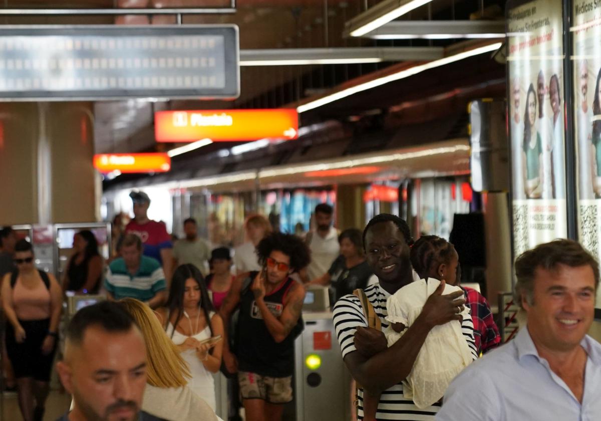 Susto en la estación del metro en Las Arenas tras una caída en cadena por las escaleras mecánicas: «Pensé que me había roto algo»