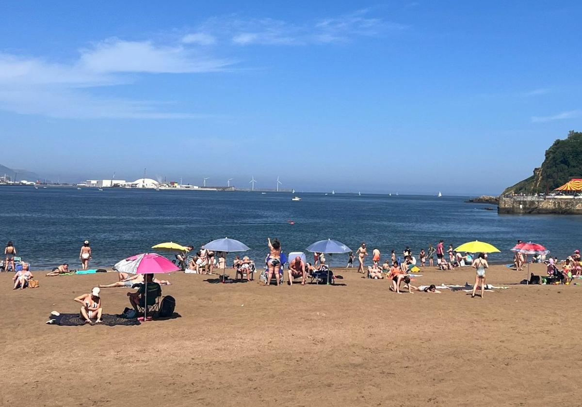 Bizkaia supera los 30 grados en un domingo con las playas abarrotadas