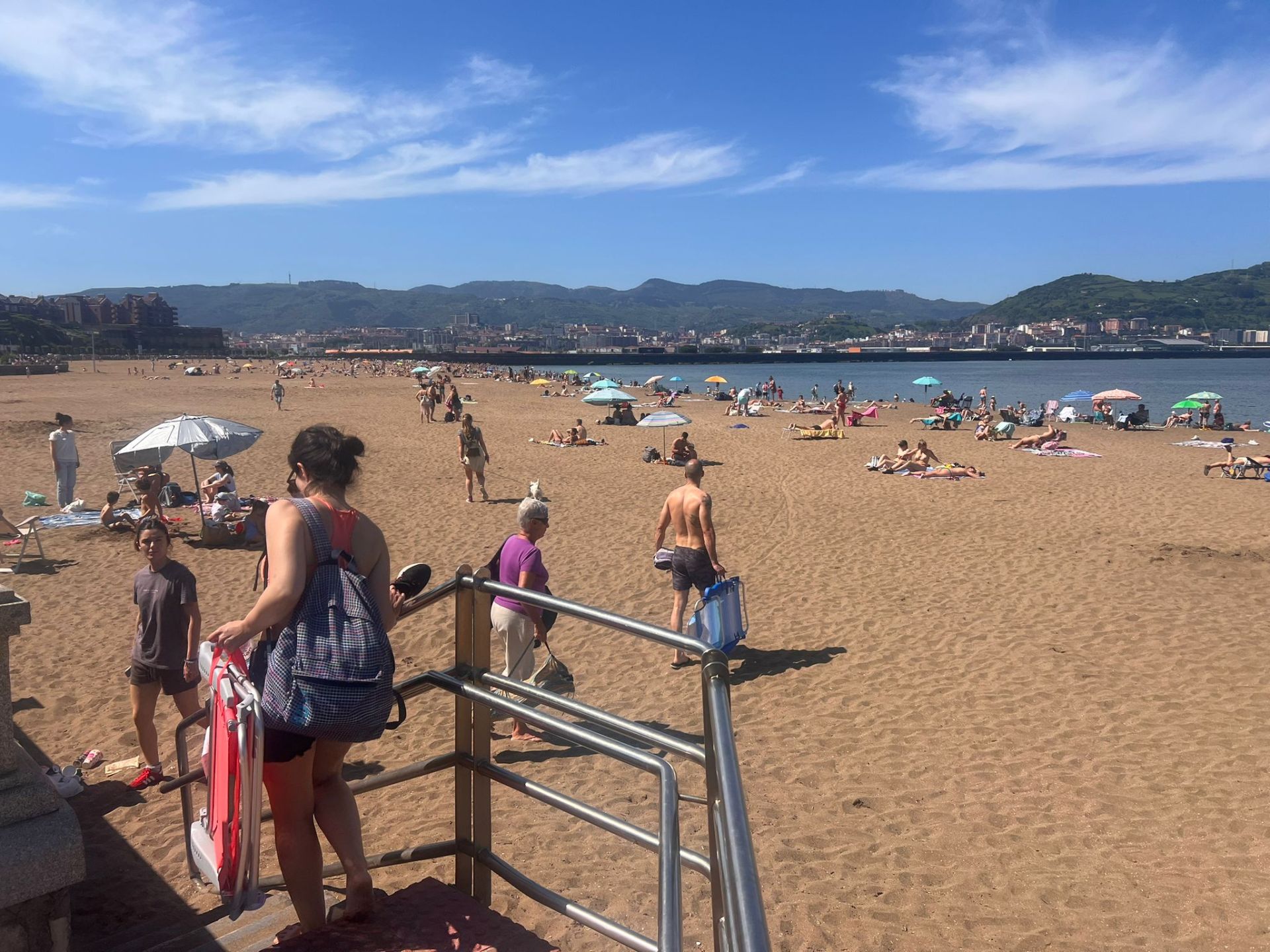 Las playas vizcaínas se llenan en una jornada veraniega