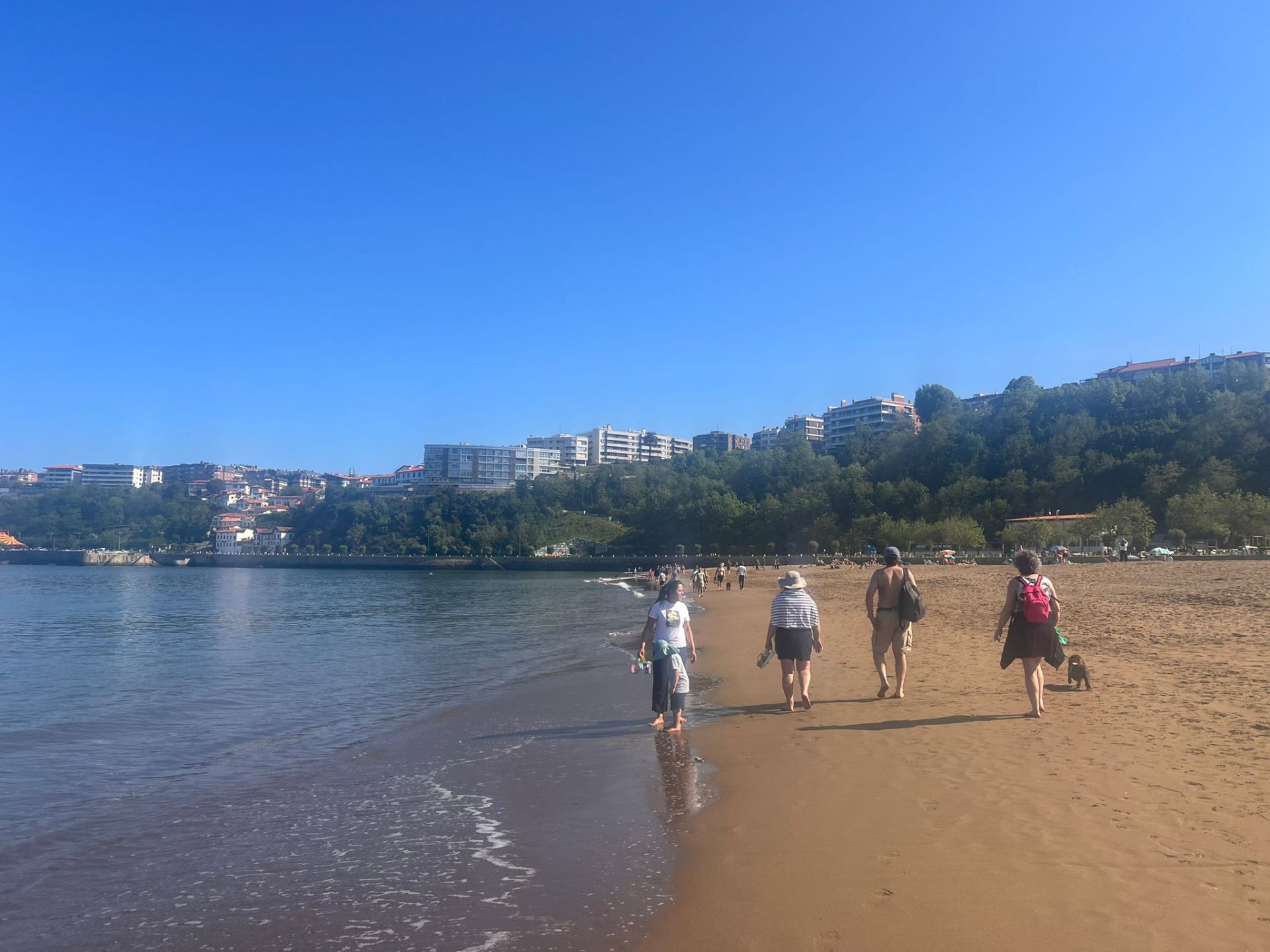 Las playas vizcaínas se llenan en una jornada veraniega
