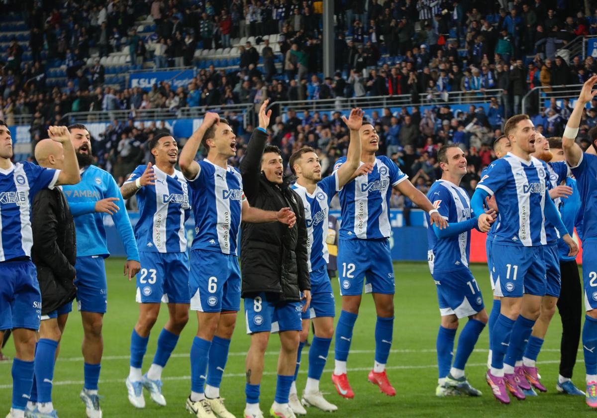 Los jugadores del Alavés, con Guevara a la cabeza, celebran el triunfo ante el Valencia.