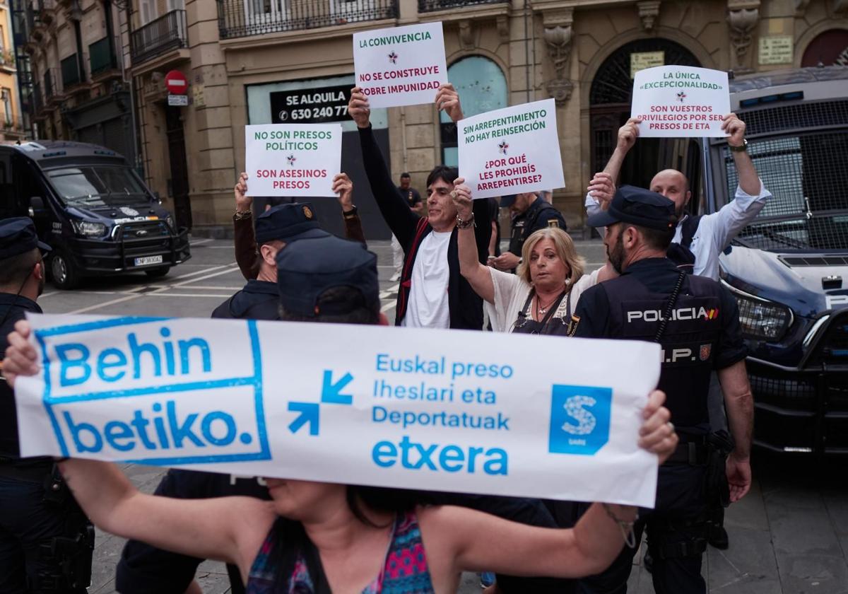 Víctimas de ETA irrumpen en un acto a favor de excarcelar a los presos de la banda