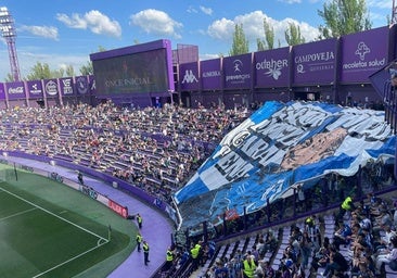 El espectacular tifo con el que la afición del Alavés recibió al equipo en Valladolid