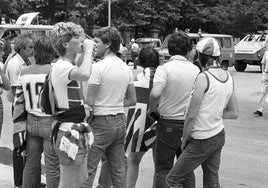 Un grupo de hinchas ingleses en Bilbao en junio de 1982, con la Policía cerca.