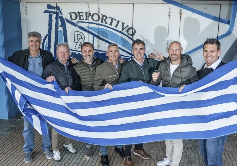 Garmendia, Astarbe, Roth, Muro, Tito, Toquero y Herrera posan con la bandera del Alavés.