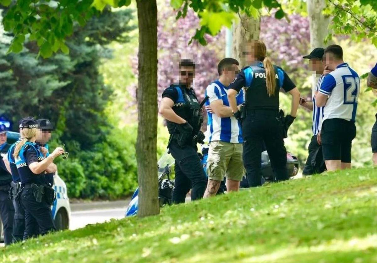 La Policía separó a los grupos de aficionados y realizó identificaciones para descartar que fueran ultras.