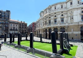 Instalado el campo de fútbol fuera del Teatro Arriaga para el Partido de Leyendas.