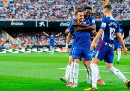 Berenguer es felicitado por sus compañeros tras marcar el golazo en Valencia.