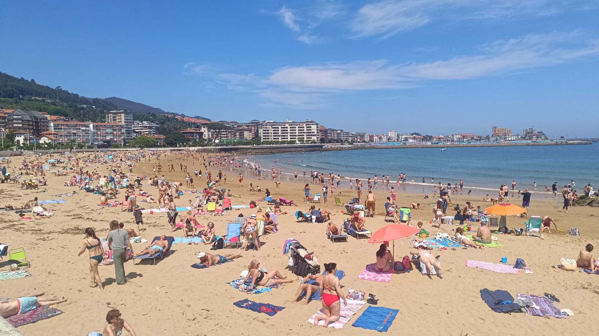 Las playas vizcaínas se llenan en una jornada veraniega