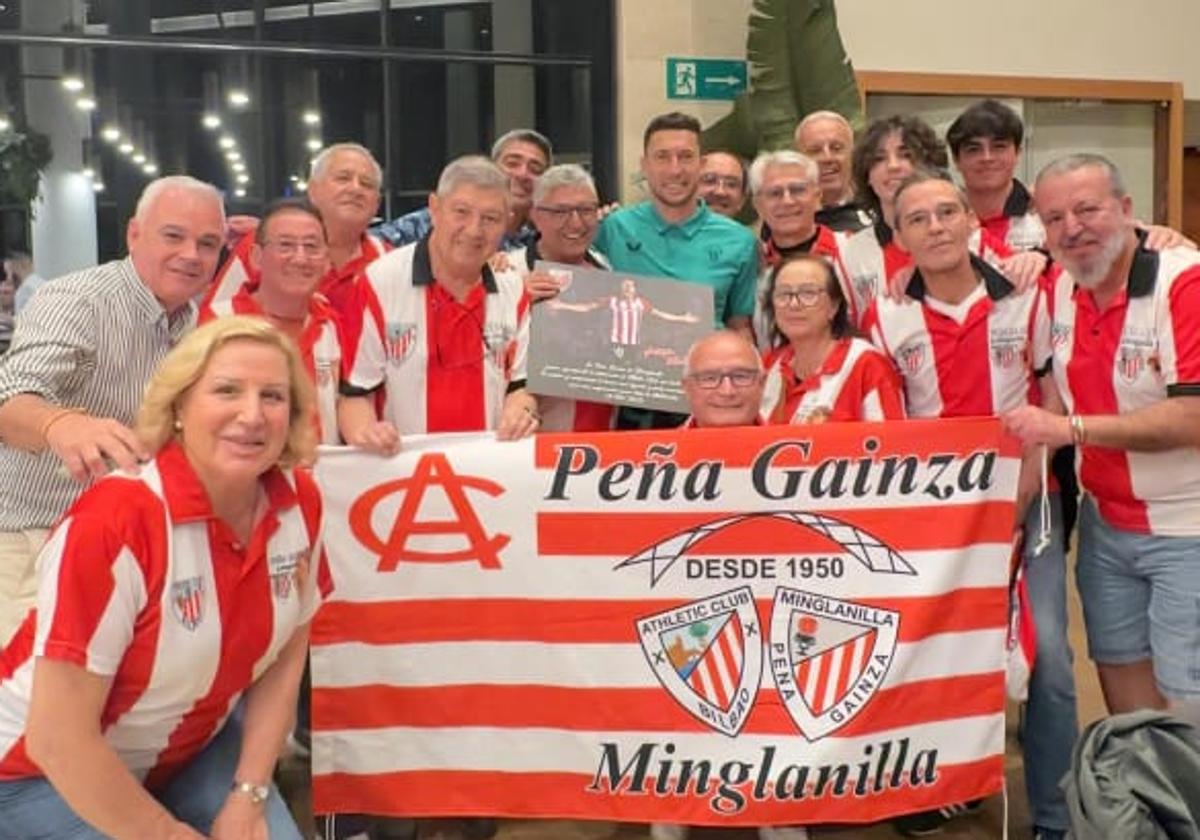 El emotivo homenaje de la peña de Minglanilla a De Marcos: «Eres una inspiración»
