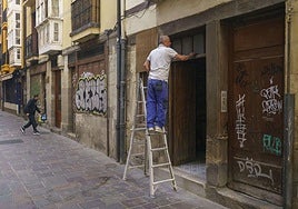 Operarios trabajando en la rehabilitacion de una lonja en la calle Herreria