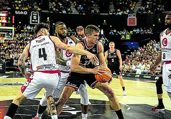 Rabaseda coge un rebote en el corazón de la zona del Zaragoza.