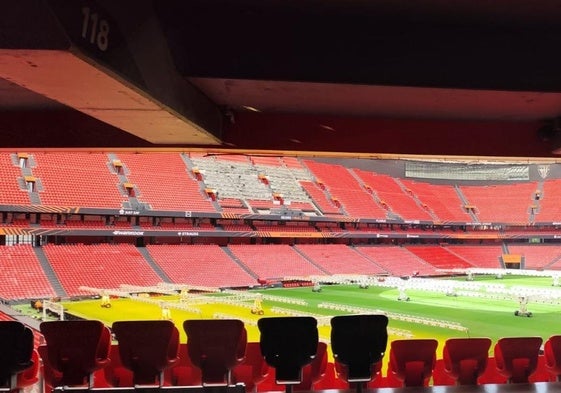 La zona de prensa se ha ampliado dentro del estadio San Mamés, donde ya se ha colocado la cartelería oficial de la final.