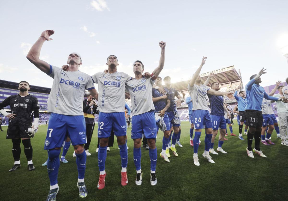 Imagen principal - Kike engullido por la grada, Guevara de chófer, la bufanda de Coudet... Así fue la celebración del Alavés