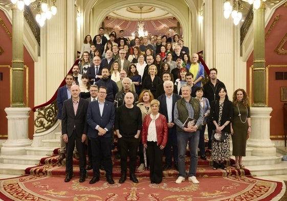 Foto de familia con Calixto Bieito, director del teatro, abajo en el centro, y a su derecha, Gonzalo Olabarria, concejal de Cultura, ambos encargados de presentar la nueva temporada del Arriaga.