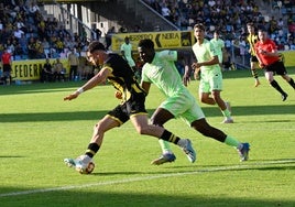 Adrián Revilla conduce un balón en el último partido ante el Barça Atlètic.