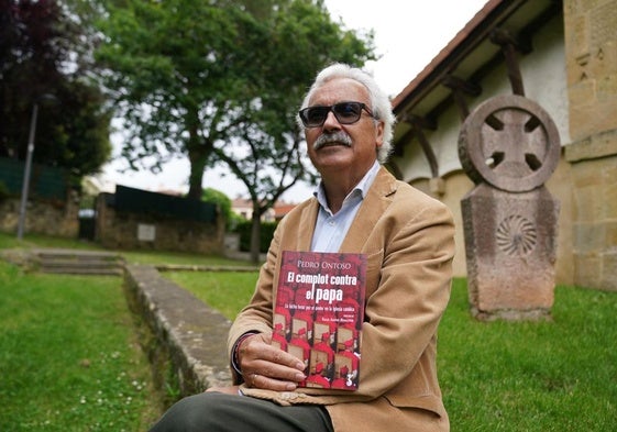 Pedro Ontoso, con un ejemplar de su nuevo libro, 'El complot contra el Papa'.