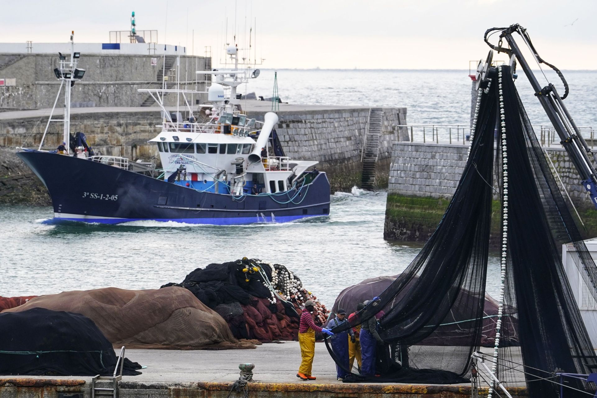Un pesquero entra en el puerto de Ondarroa antes de la bajamar.