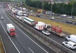 Retenciones este lunes en el Txorierri por el accidente de tráfico.