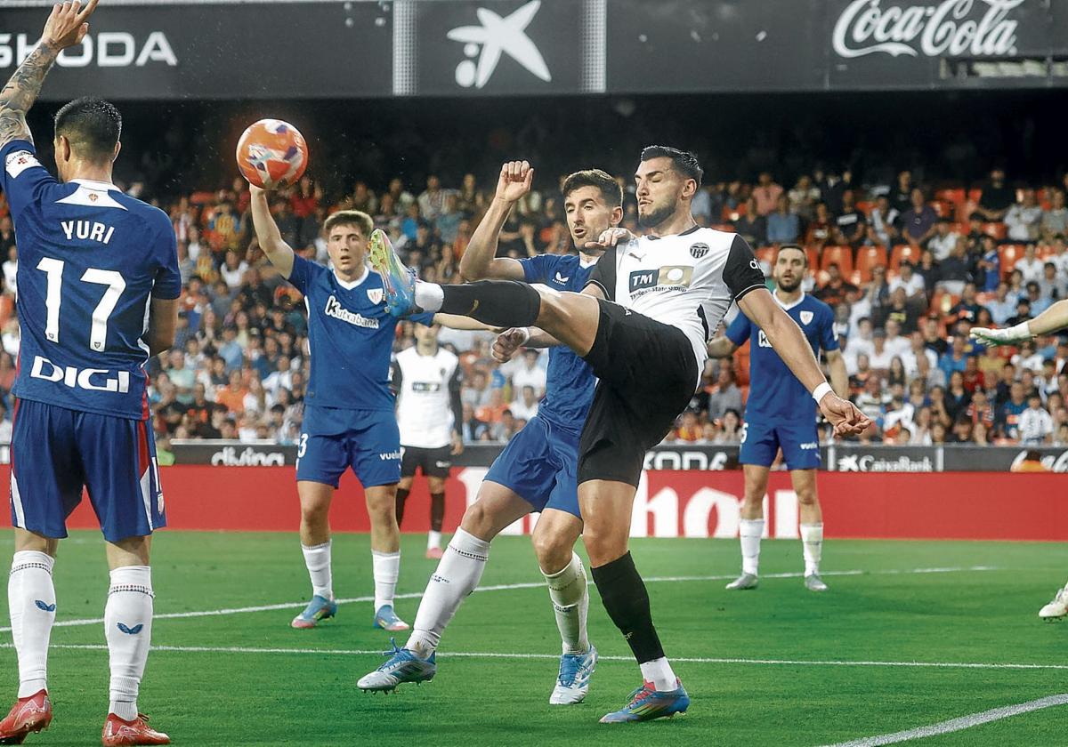 El Athletic sacó los tres puntos en Mestalla y encadenó su quinto partido con la portería a cero.