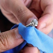 El sencillo truco para limpiar las joyas y que queden como nuevas: «Mano de santo»