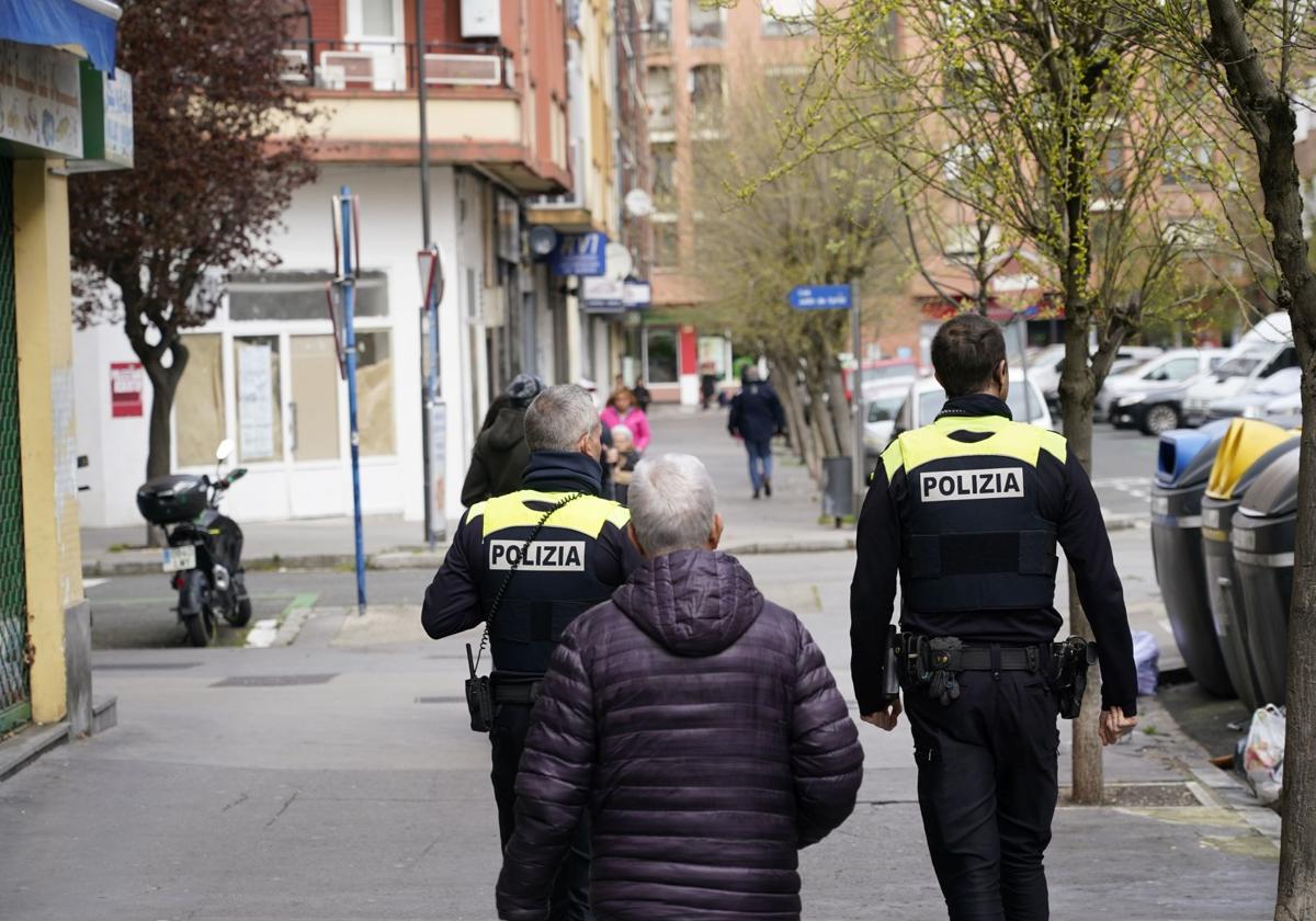 Dos agentes locales patrullan a pie por una calle de Vitoria.