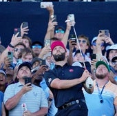 Rahm sigue el vuelo de su último hierro en el PGA, como los numerosos aficionados que tiene detrás.