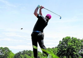 Rahm ejecuta un golpe durante su ronda final en el PGA Championship.
