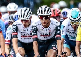 El mexicano Del Toro, en primer plano, seguido por su compañero Ayuso, durante una etapa del Giro.