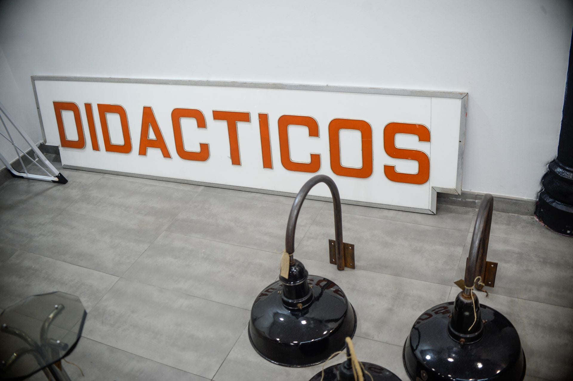 La nueva vida de Alejandro: abre una tienda de muebles y objetos &#039;vintage&#039; en el centro de Bilbao