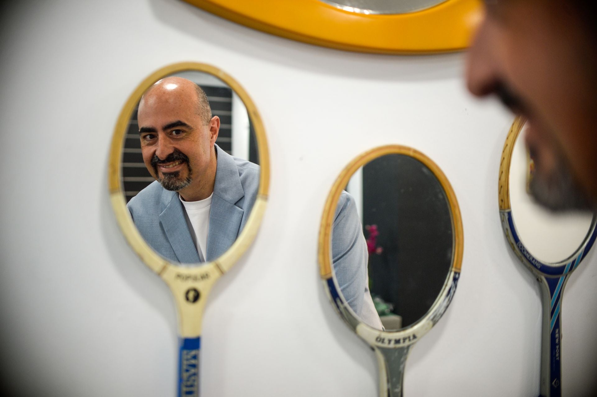 La nueva vida de Alejandro: abre una tienda de muebles y objetos &#039;vintage&#039; en el centro de Bilbao