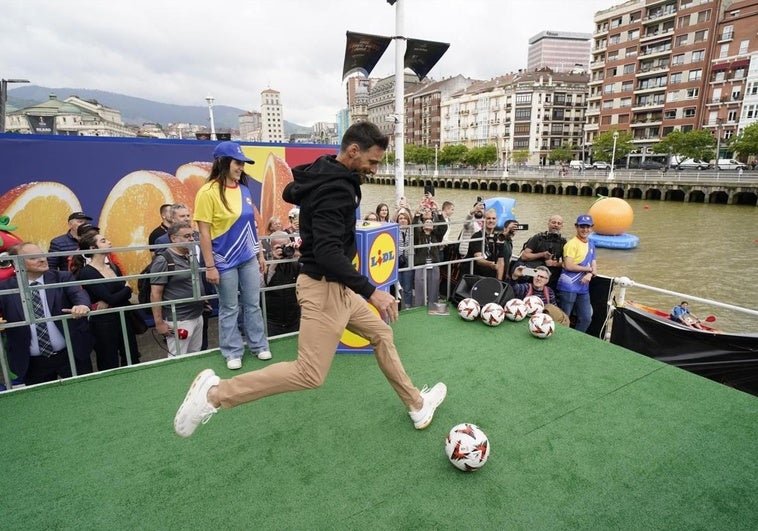 Aduriz, en el momento del disparo.