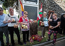 Familiares de presos que murieron entre 1938 y 1940 en el antiguo hospital militar de Gernika, en un homenaje anterior llevado a cabo en el cementerio Zallo.