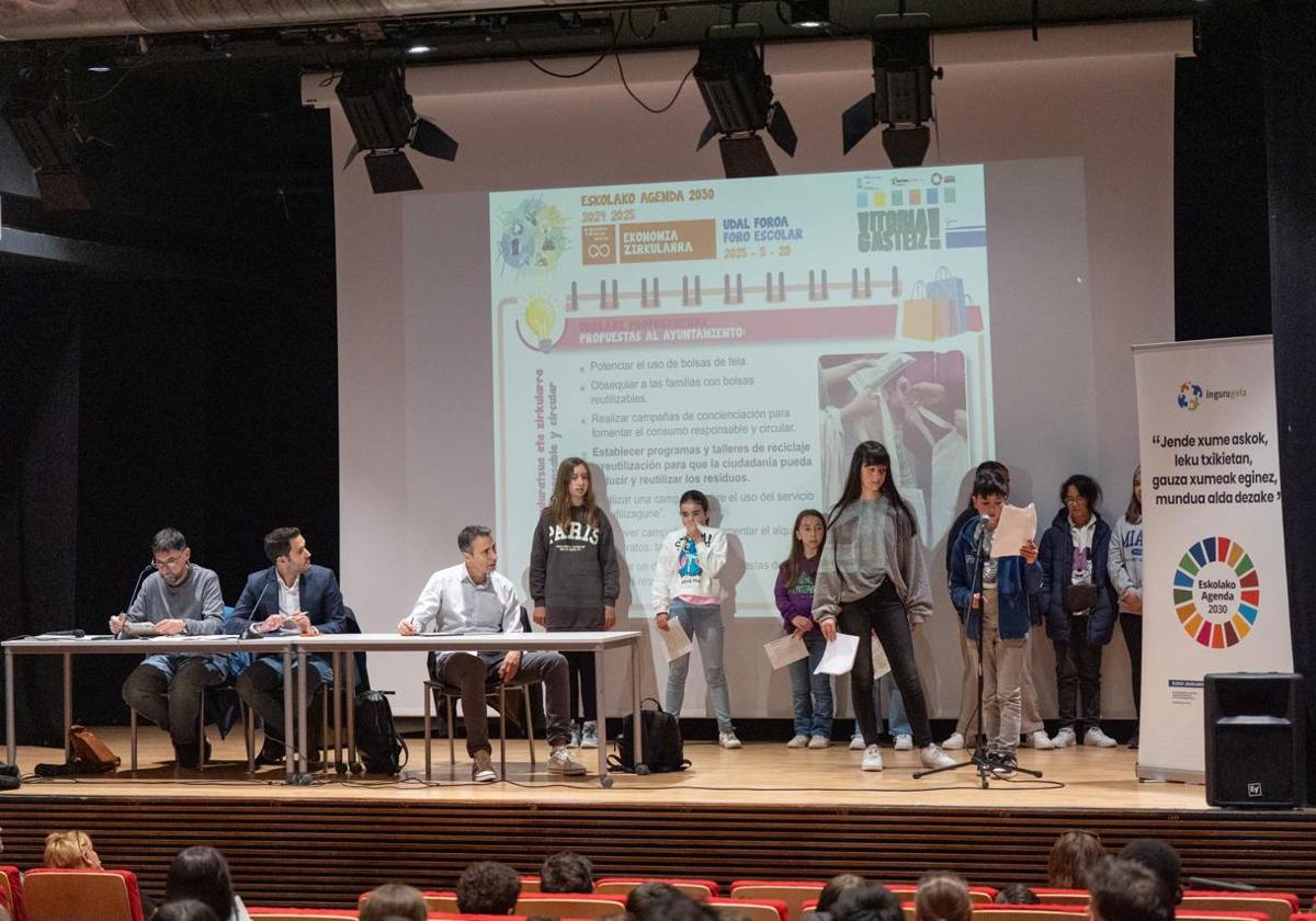 Los alumnos de varios colegios vitorianos han presentado sus propuestas sobre sostenibilidad