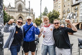 Aficionados del United pasean por el centro de Vitoria.