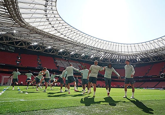 Los jugadores del Tottenham se ejercitan en San Mamés, escenario de la final.