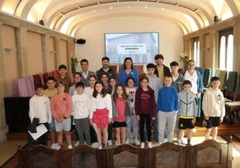 Los más jovenes han participado en la nueva edición del 'Udal Foroa – Foro Municipal' en el Ayuntamiento.
