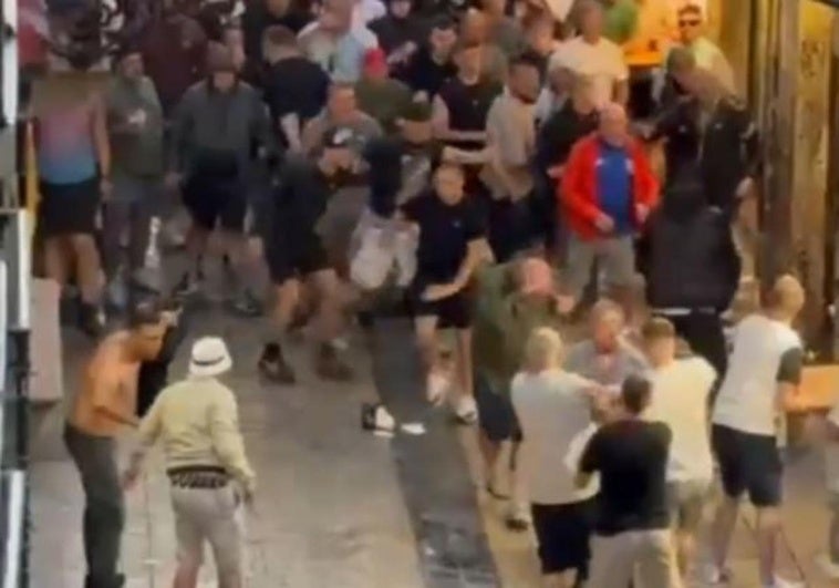 Aficionados ingleses provocan altercados violentos en la Parte Vieja de San Sebastián