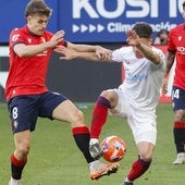 Pablo Ibáñez pugna por un balón en un partido reciente de Osasuna ante el Sevilla.
