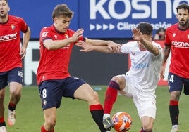 Pablo Ibáñez pugna por un balón en un partido reciente de Osasuna ante el Sevilla.