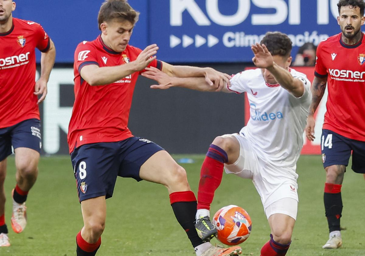 Pablo Ibáñez pugna por un balón en un partido reciente de Osasuna ante el Sevilla.