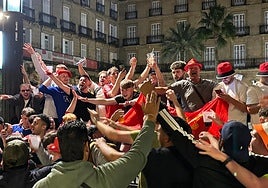 Ambientazo 'red' en la Plaza Nueva